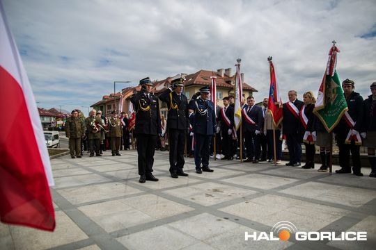Zdjęcie przedstawia grupę osób na ulicach miasta Gorlice