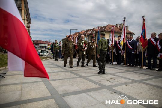 Zdjęcie przedstawia grupę osób na ulicach miasta Gorlice