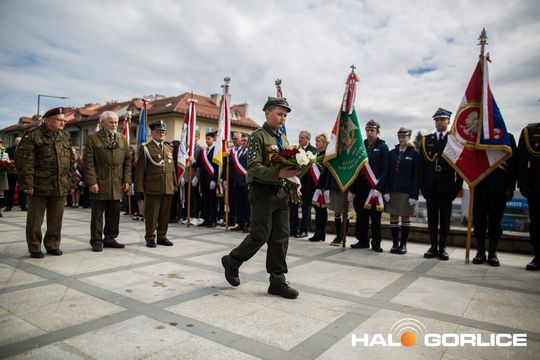Zdjęcie przedstawia grupę osób na ulicach miasta Gorlice