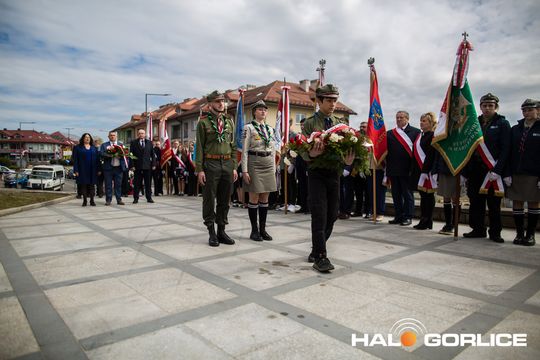 Zdjęcie przedstawia grupę osób na ulicach miasta Gorlice