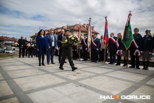 Zdjęcie przedstawia grupę osób na ulicach miasta Gorlice