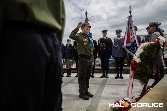 Zdjęcie przedstawia grupę osób na ulicach miasta Gorlice