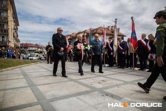 Zdjęcie przedstawia grupę osób na ulicach miasta Gorlice