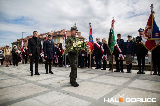 Zdjęcie przedstawia grupę osób na ulicach miasta Gorlice
