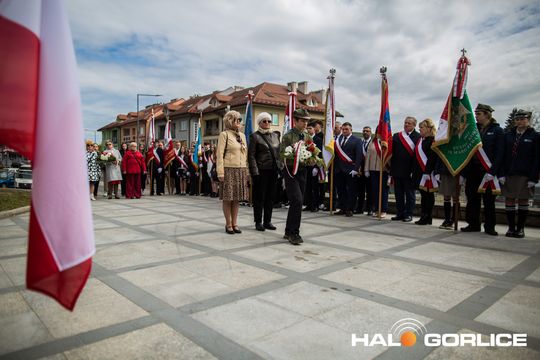 Zdjęcie przedstawia grupę osób na ulicach miasta Gorlice