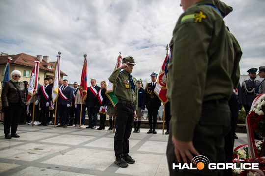 Zdjęcie przedstawia grupę osób na ulicach miasta Gorlice
