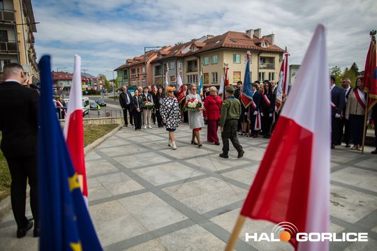 Zdjęcie przedstawia grupę osób na ulicach miasta Gorlice