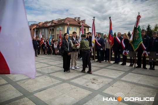 Zdjęcie przedstawia grupę osób na ulicach miasta Gorlice