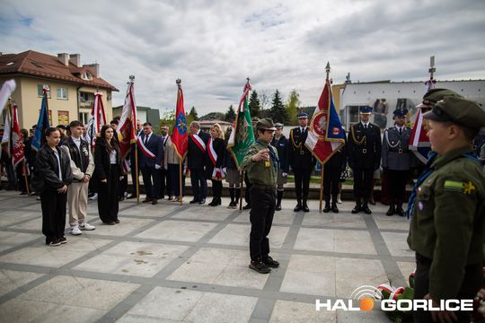 Zdjęcie przedstawia grupę osób na ulicach miasta Gorlice