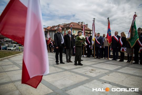 Zdjęcie przedstawia grupę osób na ulicach miasta Gorlice