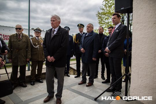 Zdjęcie przedstawia grupę osób na ulicach miasta Gorlice