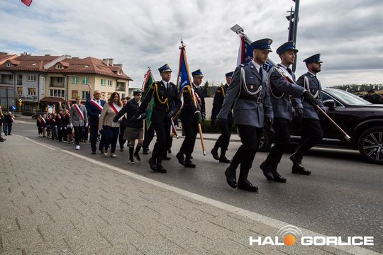 Zdjęcie przedstawia grupę osób na ulicach miasta Gorlice
