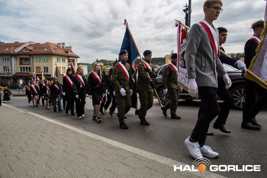 Zdjęcie przedstawia grupę osób na ulicach miasta Gorlice