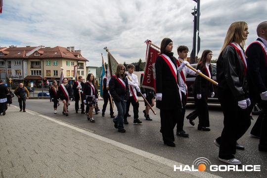 Zdjęcie przedstawia grupę osób na ulicach miasta Gorlice
