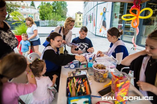 zdjęcie przedstawia dzieci w Galerii Gorlickiej