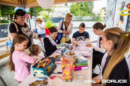 zdjęcie przedstawia dzieci w Galerii Gorlickiej