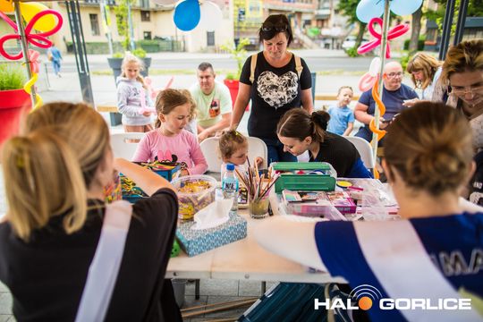 zdjęcie przedstawia dzieci w Galerii Gorlickiej