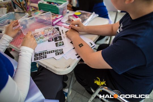 zdjęcie przedstawia dzieci w Galerii Gorlickiej