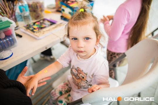 zdjęcie przedstawia dzieci w Galerii Gorlickiej
