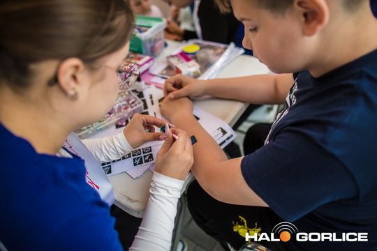 zdjęcie przedstawia dzieci w Galerii Gorlickiej
