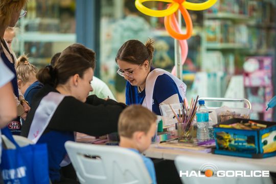 zdjęcie przedstawia dzieci w Galerii Gorlickiej