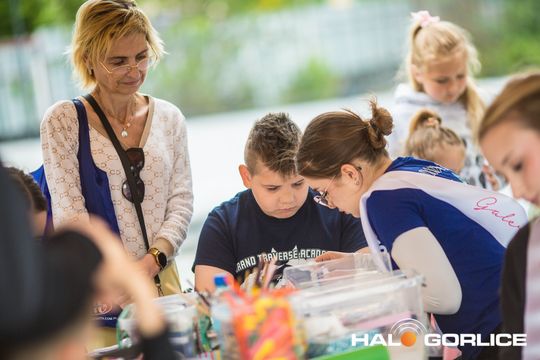 zdjęcie przedstawia dzieci w Galerii Gorlickiej