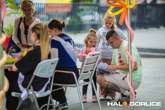 zdjęcie przedstawia dzieci w Galerii Gorlickiej