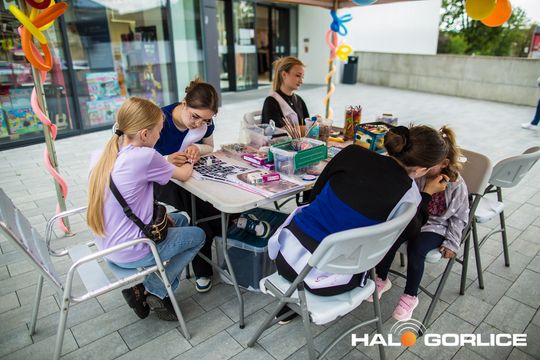 zdjęcie przedstawia dzieci w Galerii Gorlickiej