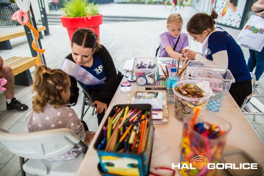 zdjęcie przedstawia dzieci w Galerii Gorlickiej