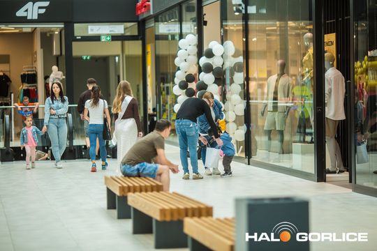 zdjęcie przedstawia dzieci w Galerii Gorlickiej