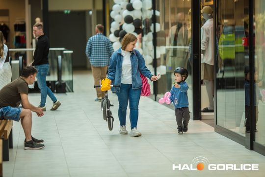 zdjęcie przedstawia dzieci w Galerii Gorlickiej