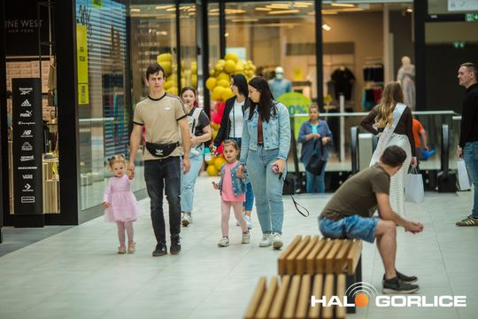 zdjęcie przedstawia dzieci w Galerii Gorlickiej