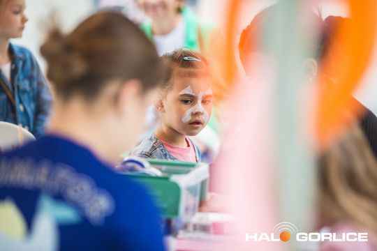 zdjęcie przedstawia dzieci w Galerii Gorlickiej