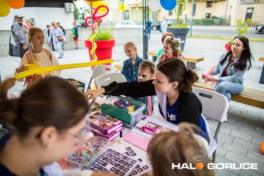 zdjęcie przedstawia dzieci w Galerii Gorlickiej