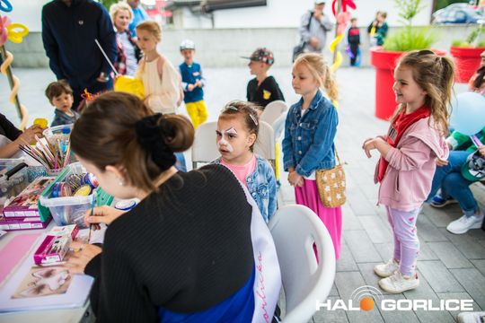 zdjęcie przedstawia dzieci w Galerii Gorlickiej