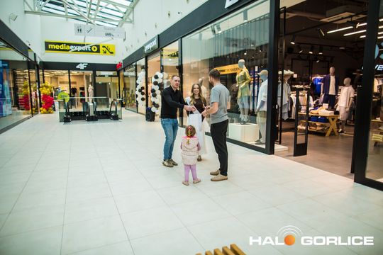 zdjęcie przedstawia dzieci w Galerii Gorlickiej