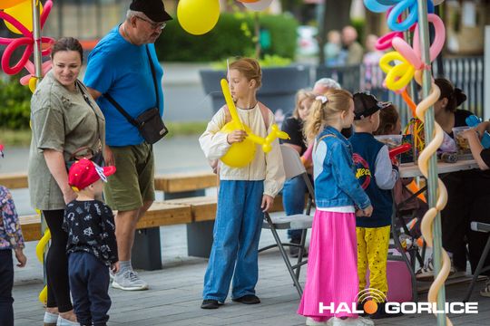 zdjęcie przedstawia dzieci w Galerii Gorlickiej