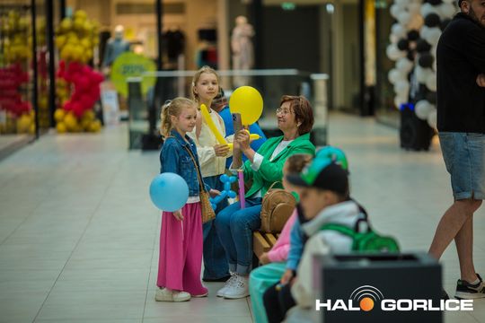 zdjęcie przedstawia dzieci w Galerii Gorlickiej