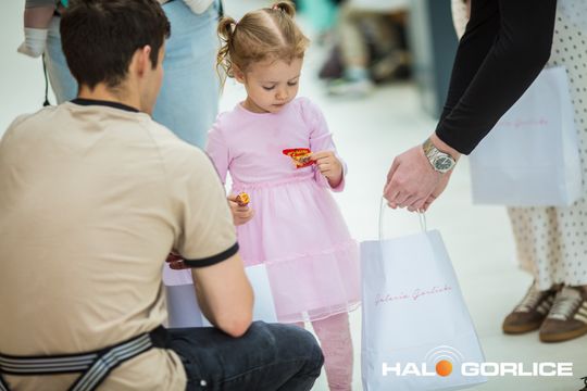 zdjęcie przedstawia dzieci w Galerii Gorlickiej