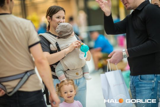 zdjęcie przedstawia dzieci w Galerii Gorlickiej