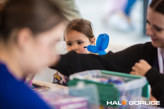 zdjęcie przedstawia dzieci w Galerii Gorlickiej