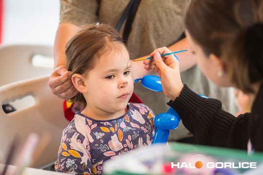zdjęcie przedstawia dzieci w Galerii Gorlickiej