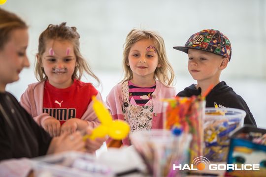 zdjęcie przedstawia dzieci w Galerii Gorlickiej