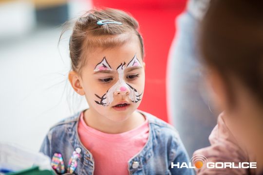 zdjęcie przedstawia dzieci w Galerii Gorlickiej