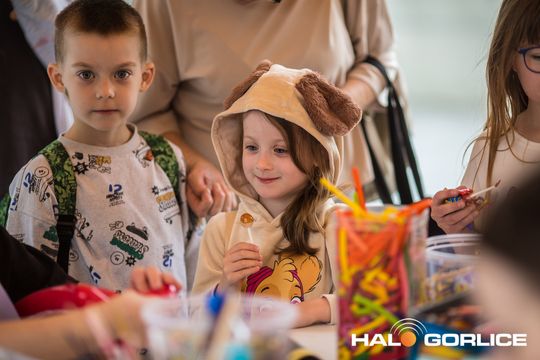 zdjęcie przedstawia dzieci w Galerii Gorlickiej