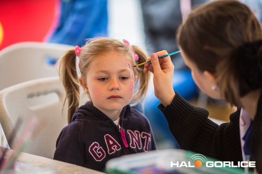 zdjęcie przedstawia dzieci w Galerii Gorlickiej