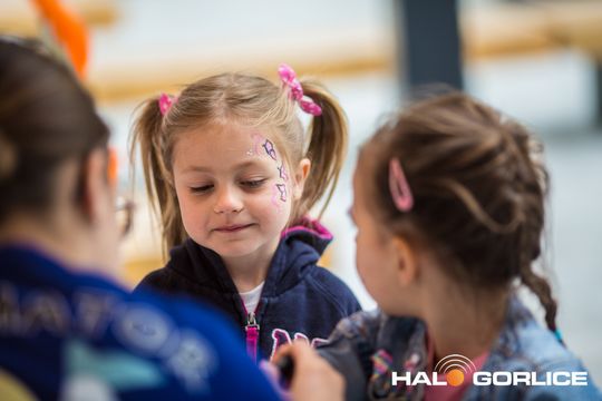 zdjęcie przedstawia dzieci w Galerii Gorlickiej