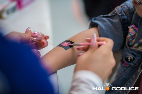 zdjęcie przedstawia dzieci w Galerii Gorlickiej