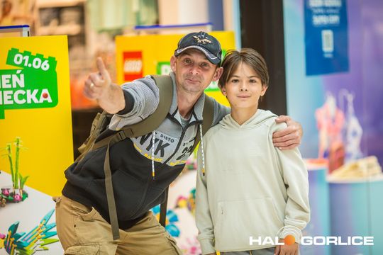 zdjęcie przedstawia dzieci w Galerii Gorlickiej