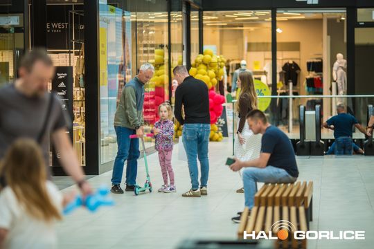 zdjęcie przedstawia dzieci w Galerii Gorlickiej